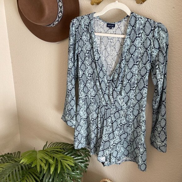 Blue Life Reptile Animal Print Long Sleeve Faux Wrap Shorts Romper Date Night - Picture 1 of 9